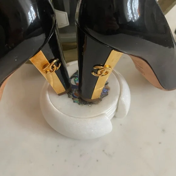 - Timeless Chanel shoes - Picture 5 of 9